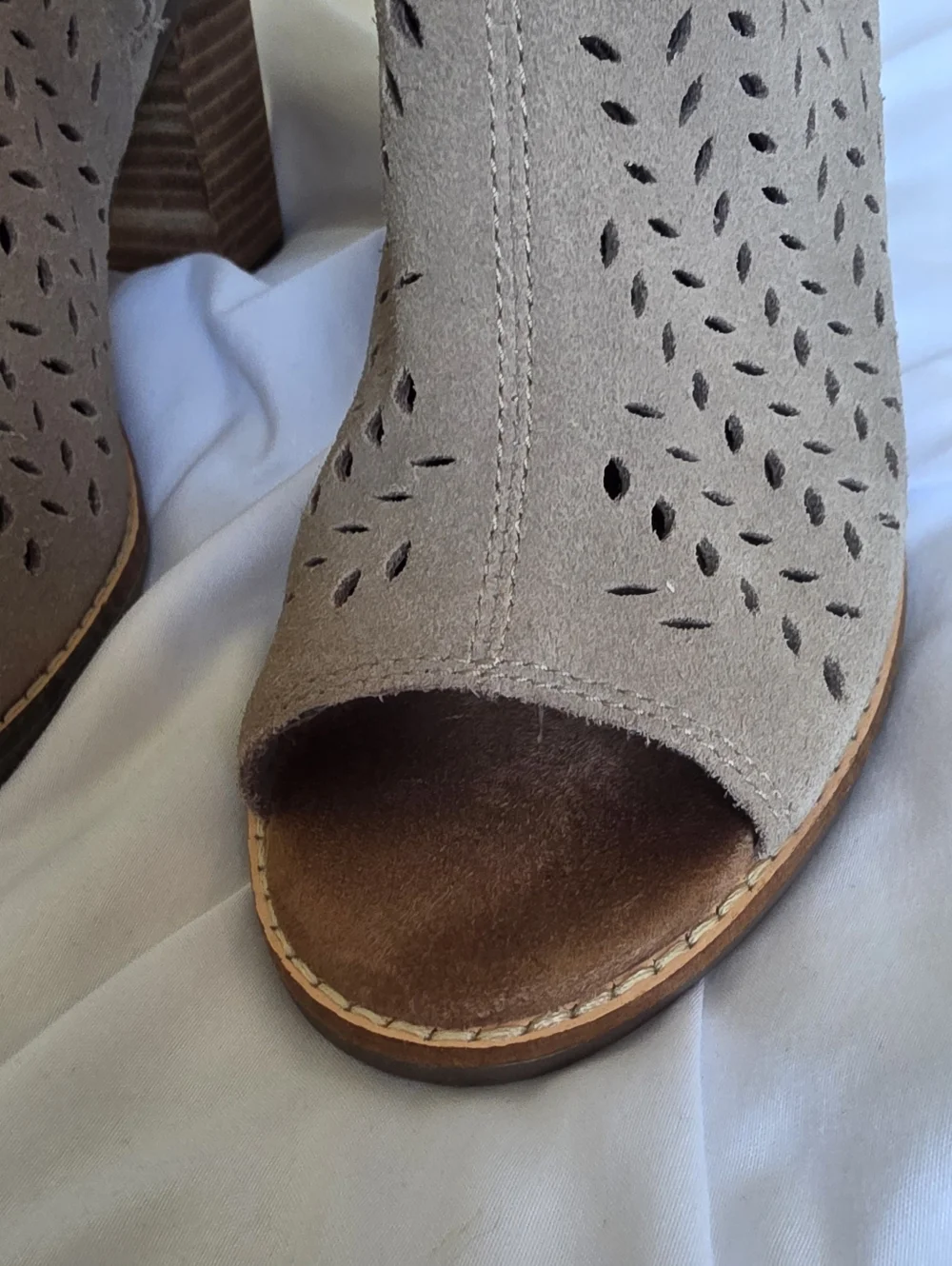 Toms Taupe Tan Majorca Womens Perforated Peep-Toe Suede Ankle Booties Size 6.5